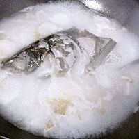 奶白色的鱼头汤的做法图解5