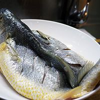 西班牙火腿蒸桂花黃魚的做法图解5