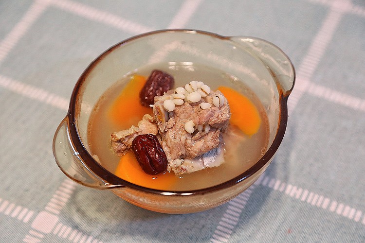 健脾祛湿的营养靓汤～胡萝卜薏米猪骨汤的做法
