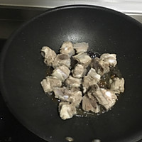 排骨炖豆角的做法图解1