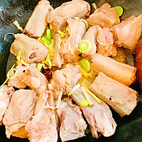 东北排骨炖酸菜的做法图解3