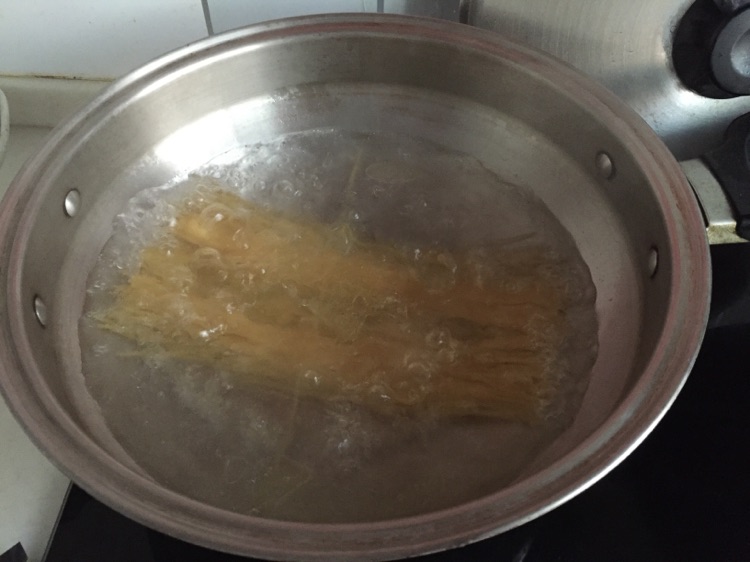 黑椒牛排意面的做法图解1