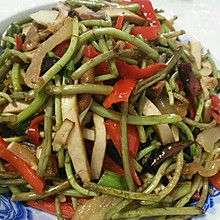 家常农村野菜徽菜黎蒿芽炒腊肉