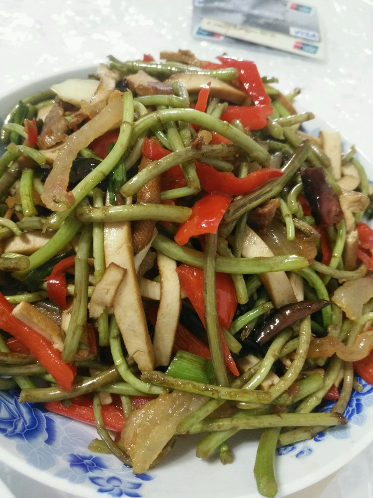 家常农村野菜徽菜黎蒿芽炒腊肉的做法