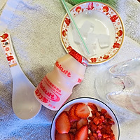 草莓益力多的做法图解1