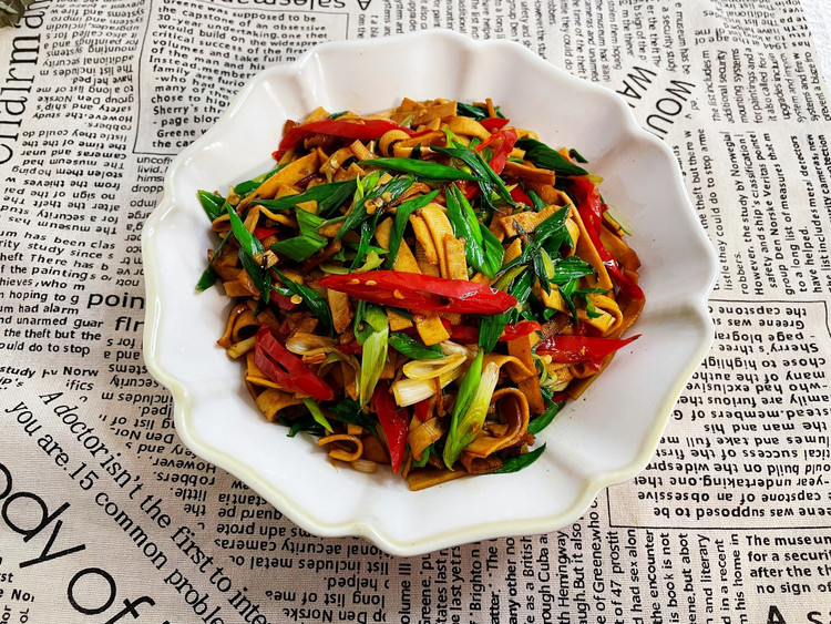 蒜苗炒豆腐皮的做法