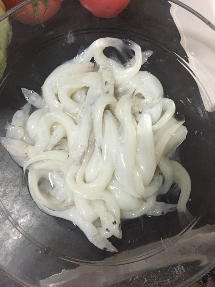 干炸小银鱼的做法图解1