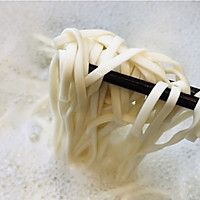 卧个荷包蛋，做个韭菜酸汤面的做法图解5