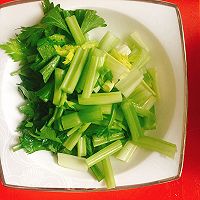 芹菜炒肉的做法图解2