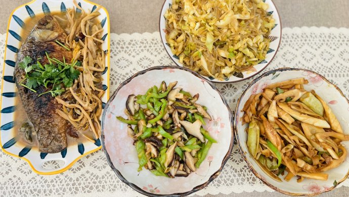 午餐晚餐午餐晚餐：红烧鲫鱼/包菜炒粉条/香菇炒辣椒/炒笋片