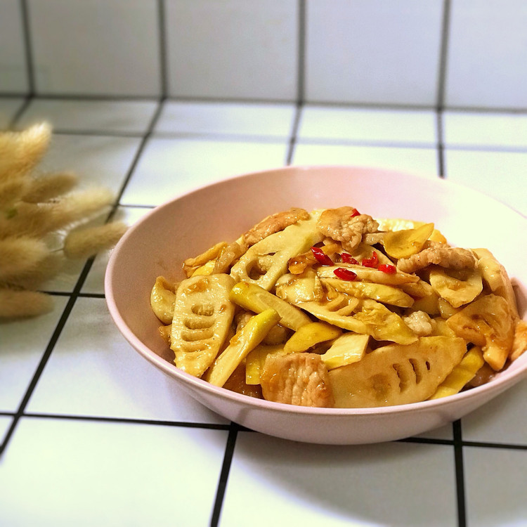 春日菜谱：鲜笋炒五花肉的做法