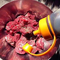 黑蒜子牛肉粒的做法图解1