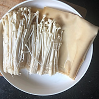 #硬核菜谱制作人#烤豆皮金针菇卷的做法图解1