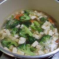 高蛋白轻食套餐：无油鸡胸肉汉堡+黑椒玉米粒+鲜蔬豆腐汤的做法图解13