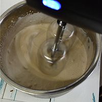 轻轻柔柔香到没朋友的【淋面可可草莓卷】的做法图解11