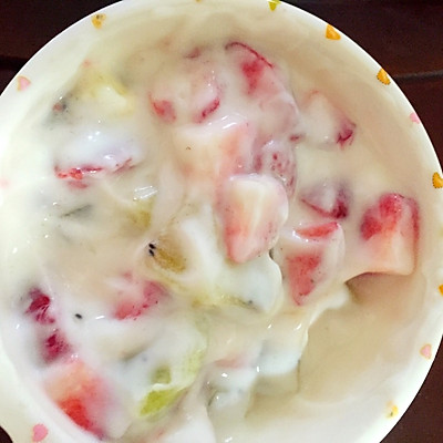 宝宝加餐酸奶水果沙拉