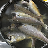 干炸小黄鱼的做法图解1