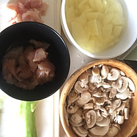 夏日清爽菜-口蘑土豆烩鸡片的做法图解1