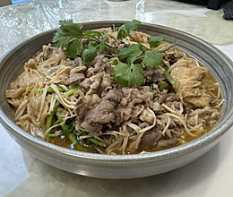 快手家常菜之沙茶酱金针菇响铃肥牛煲的做法
