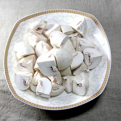 白蘑菇洗净切十字刀