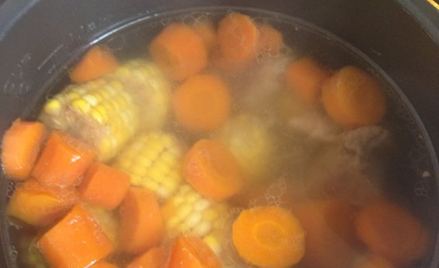 胡萝卜玉米排骨汤