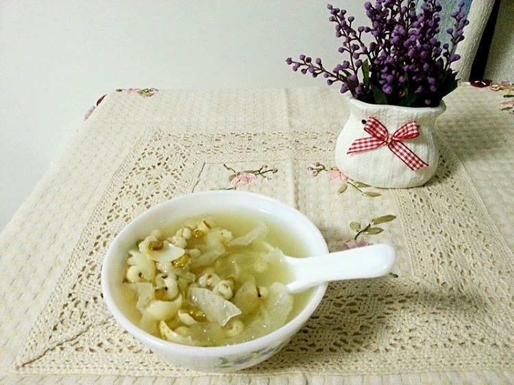 梅雨季节祛湿宝贝:银耳薏米百合绿豆粥的做法