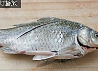 外婆菜炖鲫鱼的做法图解1