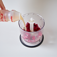 一口一滋味！养乐多彩虹水果杯的做法图解3