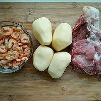 虾仁，肉，土豆焖饭的做法图解1