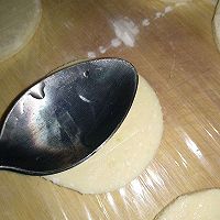 榨豆浆剩下的豆渣:黄豆渣荷叶饼的做法图解8