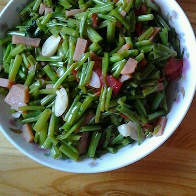 火腿肠炒空心菜梗