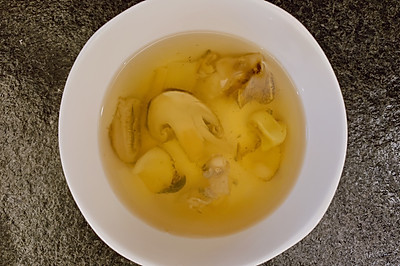 松茸汤底汆海螺