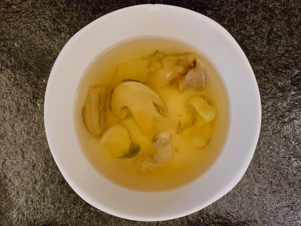 松茸汤底汆海螺