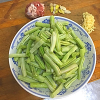 扁豆炒肉丝的做法图解1