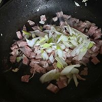 酸黄瓜培根蛋炒饭的做法图解2