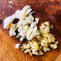 鲜虾蒜苔丁酿粗粮的做法图解2