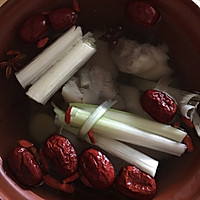 猪蹄黄豆汤的做法图解1