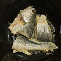 红烧汤汁黄花鱼的做法图解1