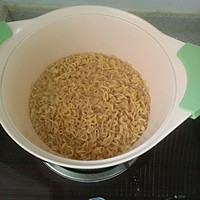【顺家食谱】#家家都能做#虾米炒方便面的做法图解3