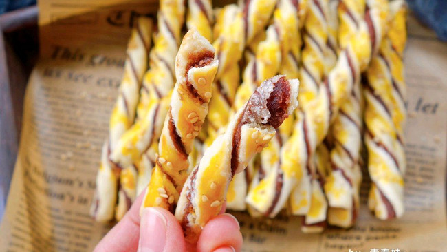 酥到掉渣好吃到舔手指的豆沙扭扭酥的做法