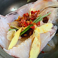 剁椒鱼头的做法图解1