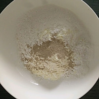 9寸鸡肉虾仁火腿披萨的做法图解1