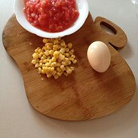 开胃食谱：小猫咪西红柿玉米蛋包饭～的做法图解1