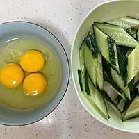 黄瓜炒鸡蛋（内含黄瓜不出水小秘籍）的做法图解1