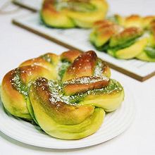 抹茶奶酥花环面包