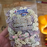 营养辅食-彩椒蝴蝶炒面的做法图解2