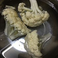 花菜炒肉片的做法图解1