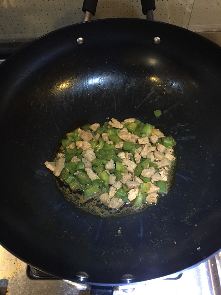青椒炒肉丁的做法图解7