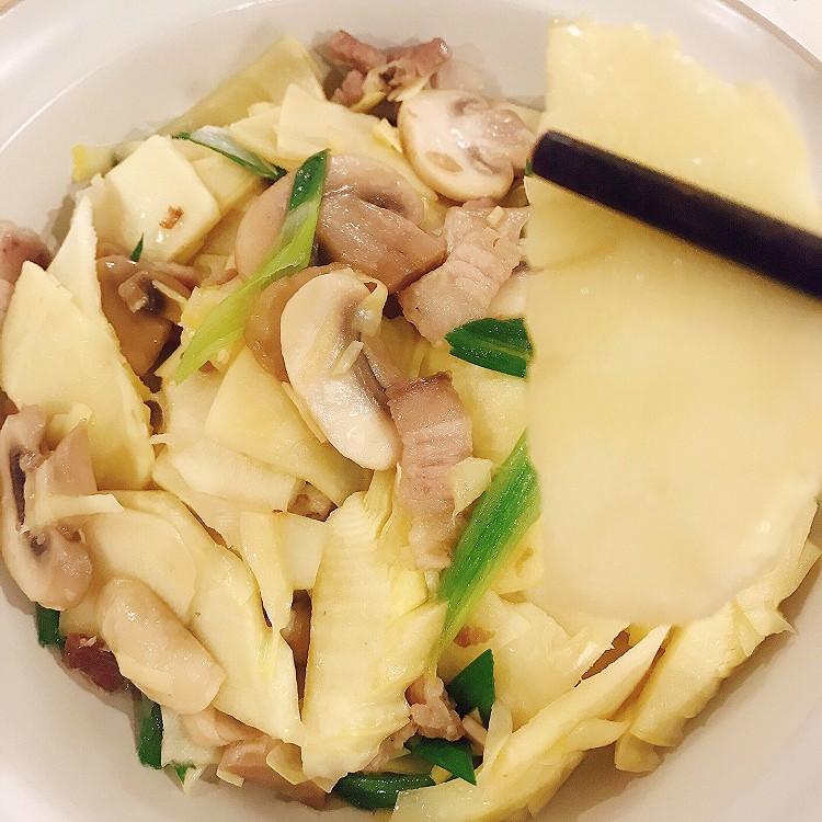 春天的鲜味——口蘑肉片炒春笋的做法