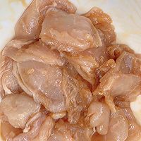 赤松茸炒鸡肉的做法图解3
